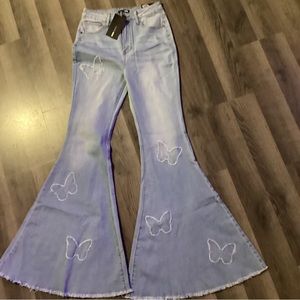 Fashion Nova Jeans juniors size 5. Wide Flare Bell Bottom High Rise